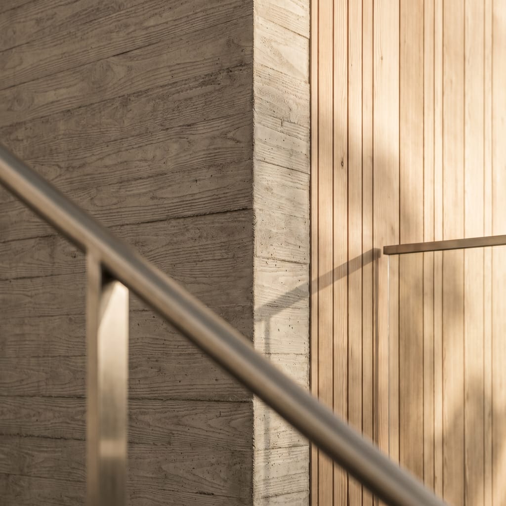 Façade béton et bois Façade contemporaine en béton et bois avec lignes nettes